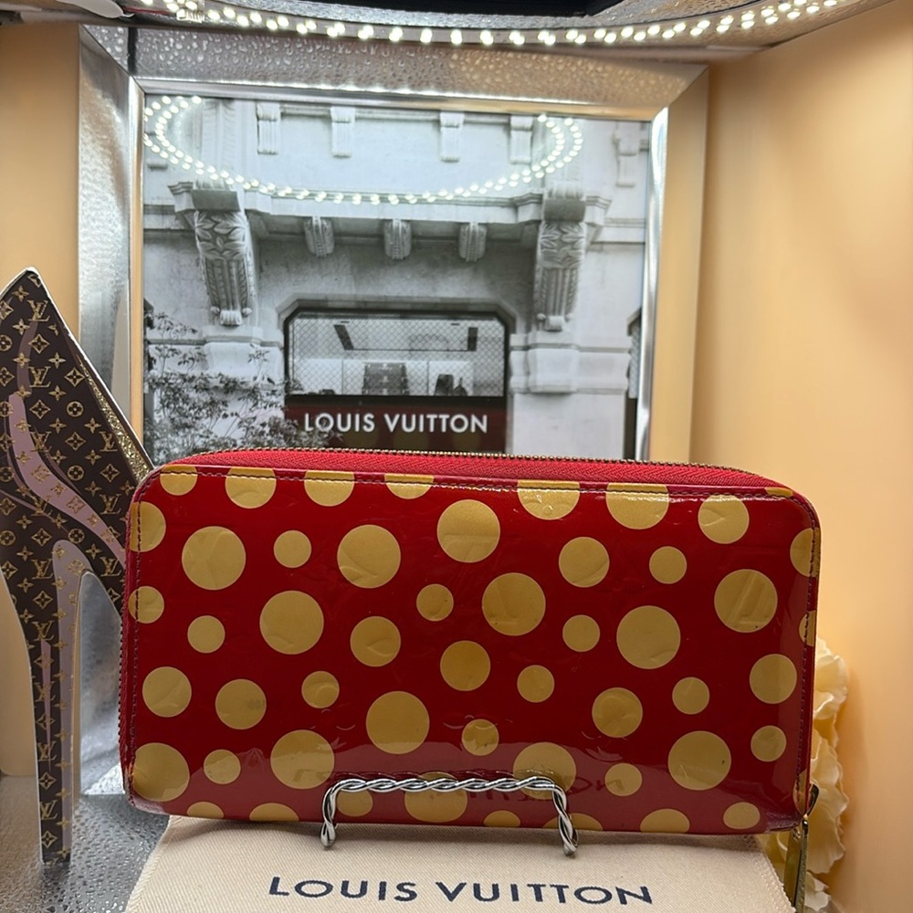 Full inclusion❤️🍀LV Limited Edition Yayoi Kusama Infinity Dot Vernis Zip -EUC- - Picture 4 of 11